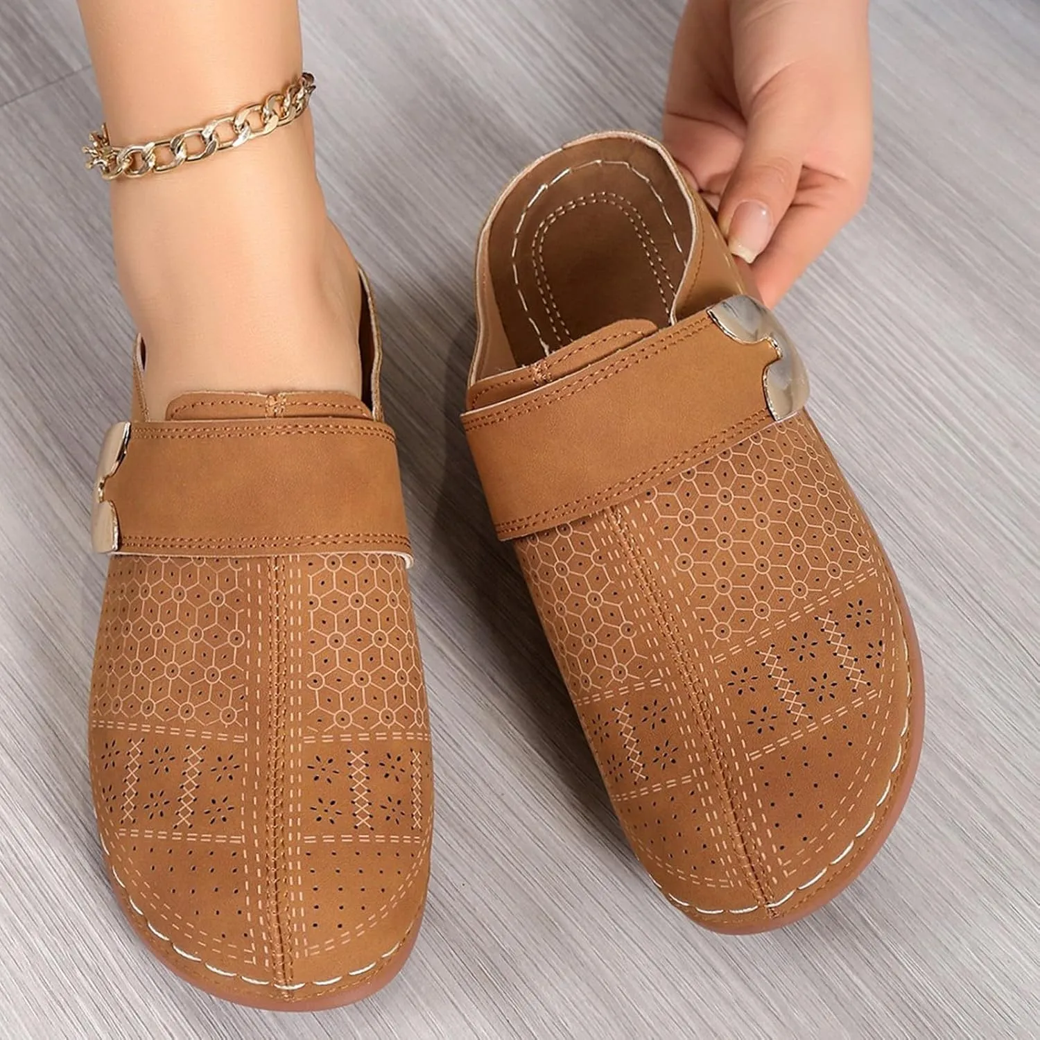 Womens Closed Toe Mules Plus Size Hollow Out Slides Sandals Summer Lightweight Slip on Sandals Casual Fashion Orthopedic Walking Shoes Comfortable Breathable Clogs with Arch Support