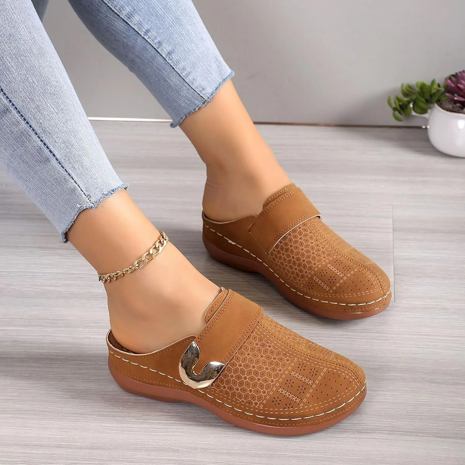 Womens Closed Toe Mules Plus Size Hollow Out Slides Sandals Summer Lightweight Slip on Sandals Casual Fashion Orthopedic Walking Shoes Comfortable Breathable Clogs with Arch Support